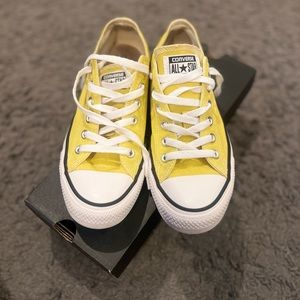 Unisex converse Size 7 in Men and 9 in Woman